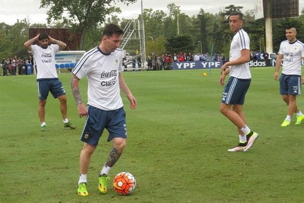 Martino define el equipo para enfrentar a Chile, con Agüero entre los titulares