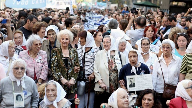 Manifestantes marchan a Plaza de Mayo por los 40 años del golpe