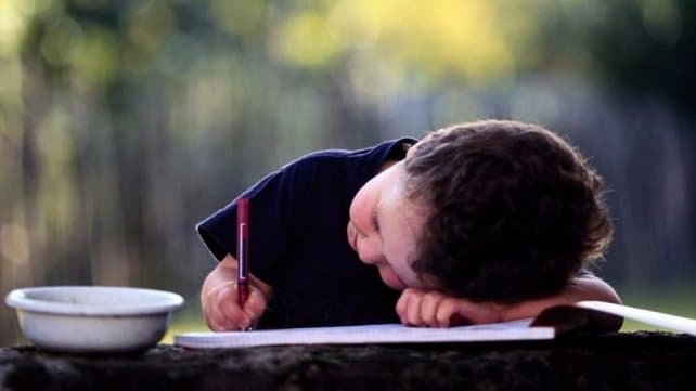Un estudio asegura que «dejar de escribir a mano es malo» para los niños