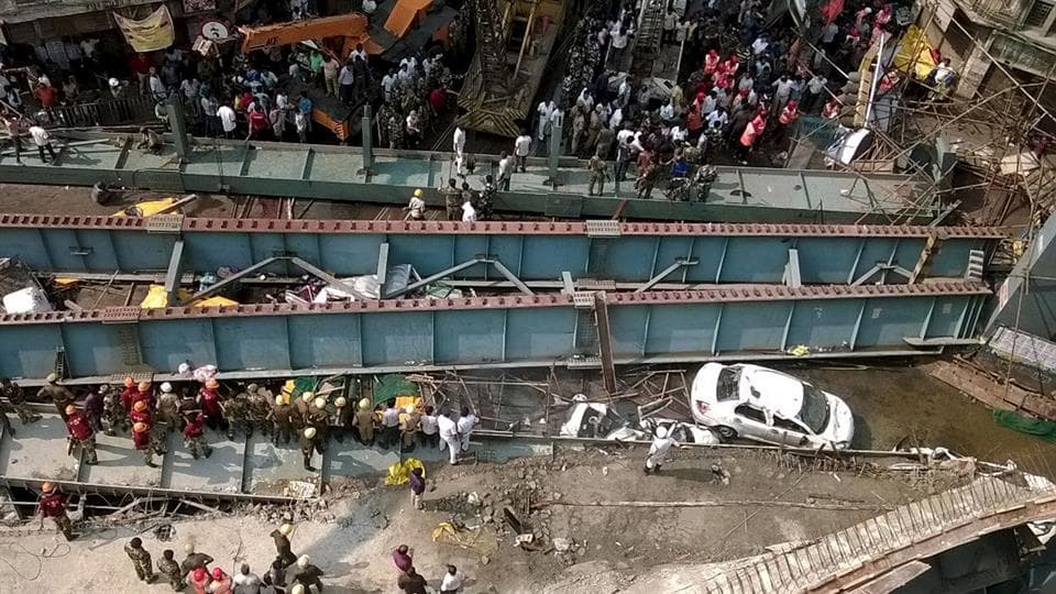 Se derrumbó un puente en India: al menos 10 muertos y más de 150 personas atrapadas