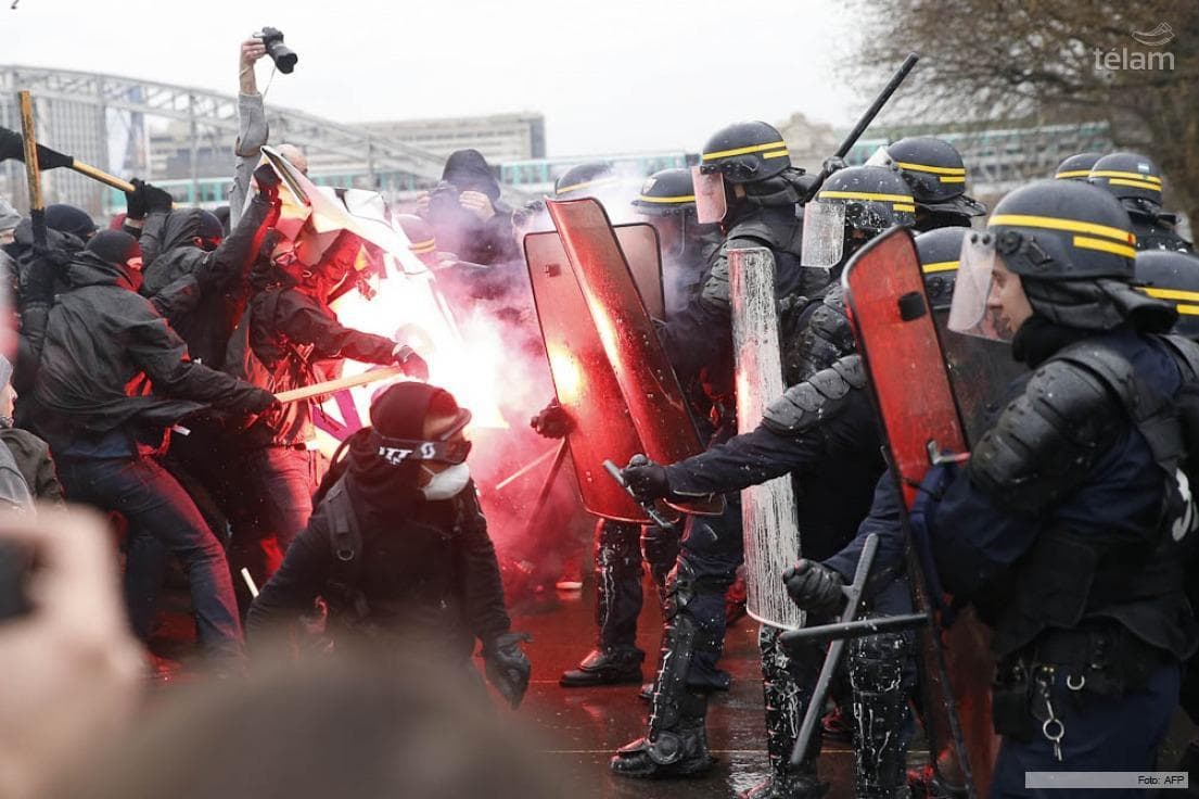 La policía de París desaloja un incipiente campamento contra la reforma laboral