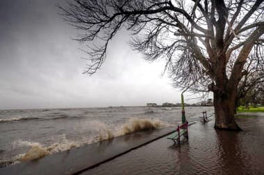 Alerta por sudestada: anegamientos y evacuados en municipios del conurbano
