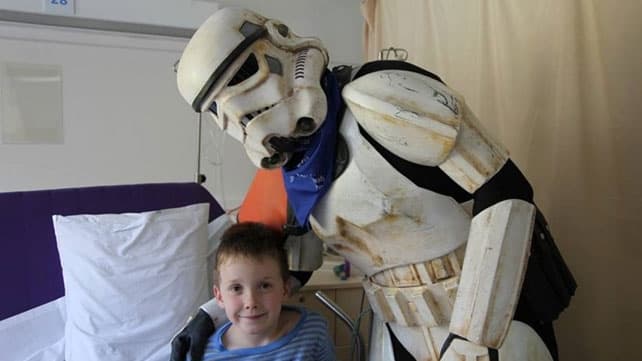 Fue mordido por una serpiente venenosa pero su traje de Star Wars lo salvó