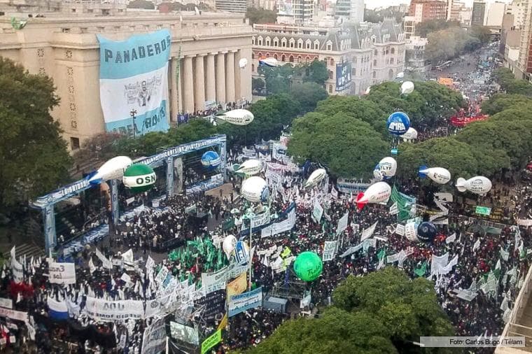 Sindicalistas y trabajadores se movilizaron y realizan un acto contra los despidos