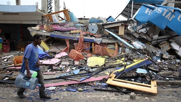 Tras el sismo, las lluvias hacen estragos en Ecuador y temen un brote de zika
