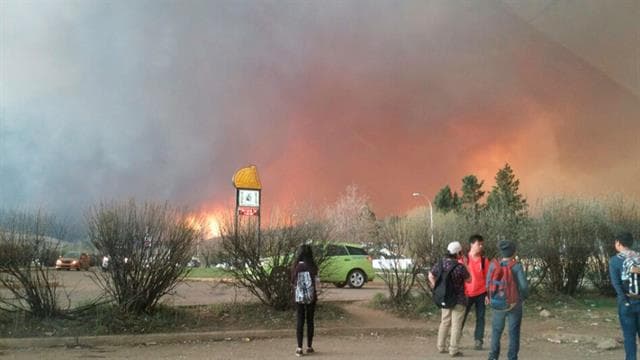 Evacuan una ciudad entera por un incendio en Canadá