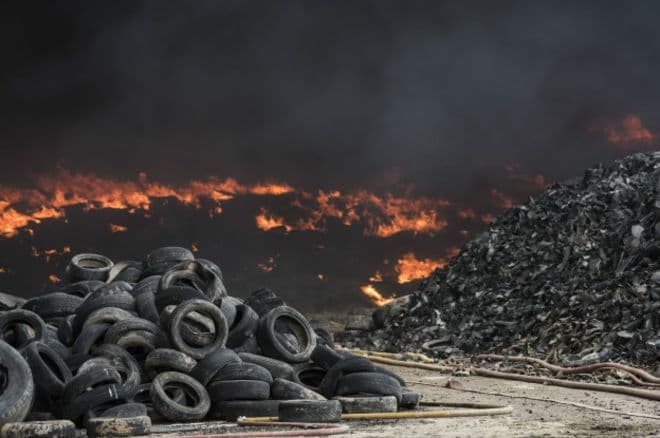 España: miles de personas evacuadas por incendio en el mayor vertedero de neumáticos de Europa