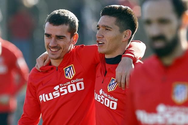 Es delantero de Atlético de Madrid, juega al Gran DT y tiene a José Sand como capitán