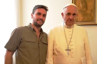 El Papa recibió a Adrián Pallarols, quien hará el trofeo del Partido de la Paz