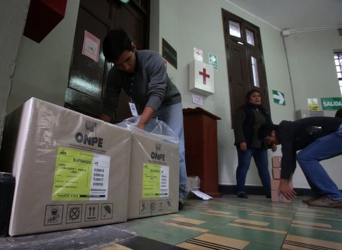 Perú va a las urnas en un balojate reñido para elegir a su nuevo presidente