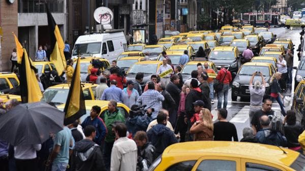 Caos de tránsito en el microcentro porteño por una masiva protesta de los taxis contra Uber