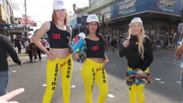 Sexualización de la campaña: polémica por el uso de promotoras