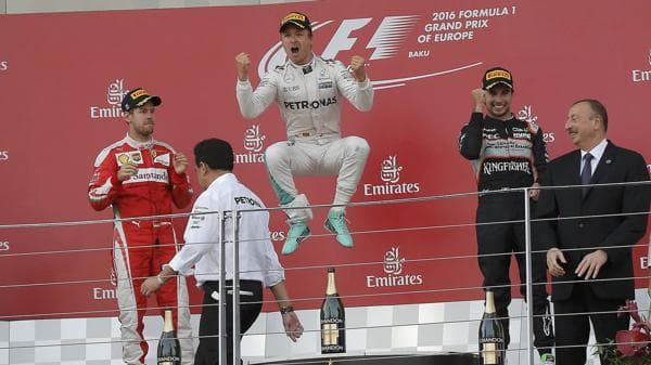 Rosberg se paseó por las calles de Bakú y estira su ventaja en el mundial