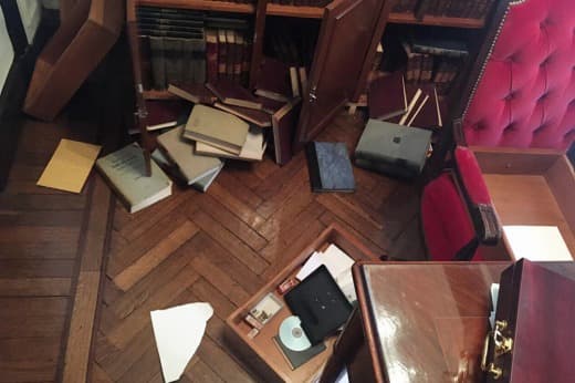 Entraron a la casa de Salvai, revolvieron todo con guantes y se fueron sin robar nada