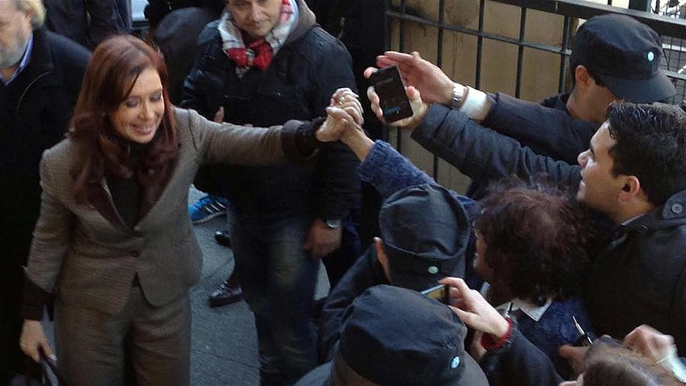 El juez Claudio Bonadio ordenó inhibir todos los bienes de Cristina Kirchner