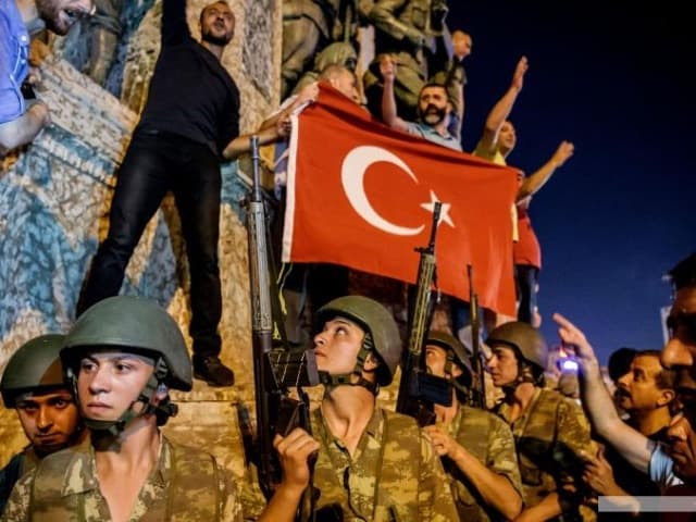 Fracasó el golpe de Estado que dejó 161 muertos y 2.893 militares detenidos en Turquía