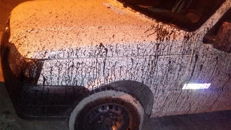 Camión derramó brea sobre más de 30 autos en la General Paz