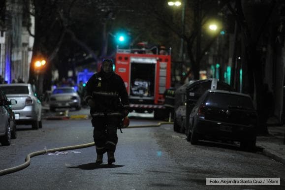 Bomberos rescatan a personas atrapadas en un incendio en Constitución