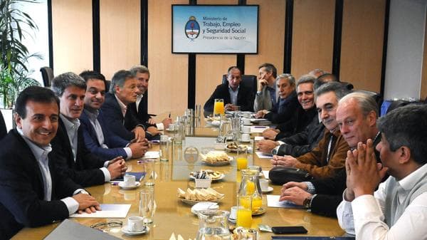 El Gobierno analiza pagar un bono de fin de año para frenar el paro de la CGT