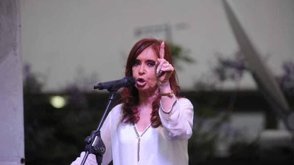 Cristina Kirchner pide ir a juicio oral por la causa dólar a futuro