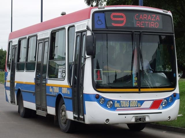 Un delincuente murió al caer de un colectivo en medio de un asalto