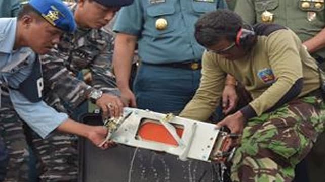 Recuperaron una de las dos cajas negras del avión de AirAsia