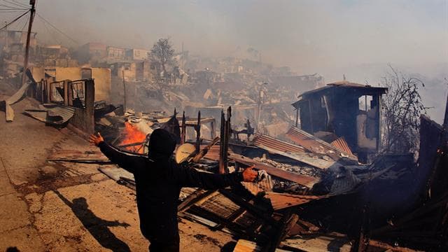 Un gigantesco incendio forestal afecta a la ciudad chilena de Valparaíso