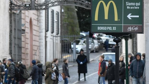 Pese a las protestas, abrió un McDonald’s cerca del Vaticano