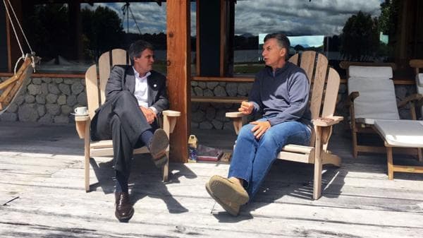 Una agencia de viajes ironiza con Macri y Prat-Gay para vender pasajes