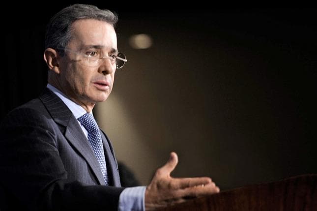 Uribe criticó la visita que el francés Hollande hará al campamento de las FARC