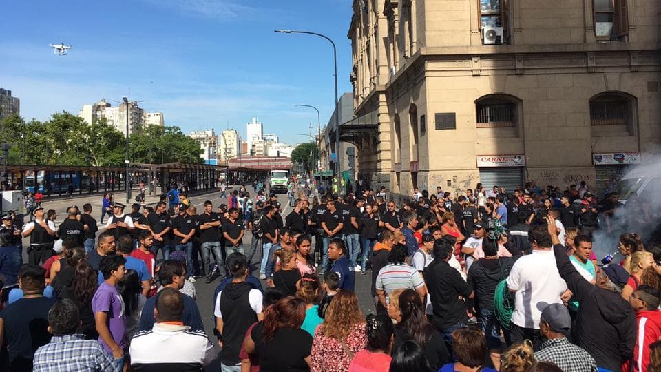 Manteros desalojados cortan calle Pueyrredón