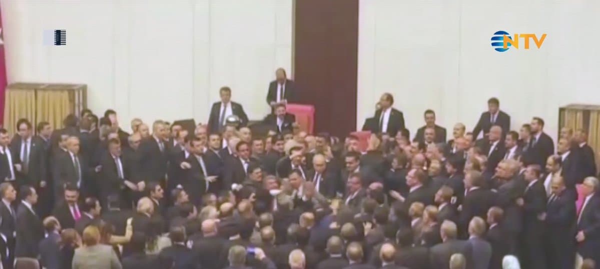 Piñas entre diputados atrasó el debate constitucional en el Parlamento