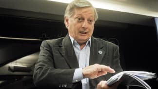 Aranguren ve «alta probabilidad» de que los combustibles aumenten un 8%