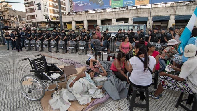 Conflicto de once controlado, la policía liberó el piquete de manteros
