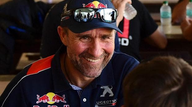 Stephane Peterhansel embistió con su auto y fracturó a un motociclista: se detuvo y esperó a que llegara el auxilio médico