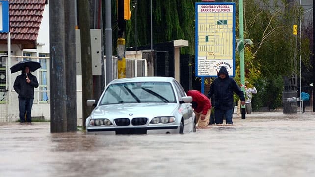 Temporal de lluvia y viento provocó anegamientos y caída de techo y árboles en el partido de Saavedra