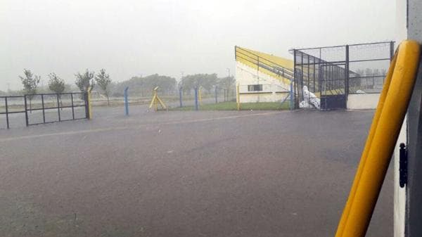 Por las inundaciones, el plantel de Rosario Central entrenó con su propia ropa y sin el DT