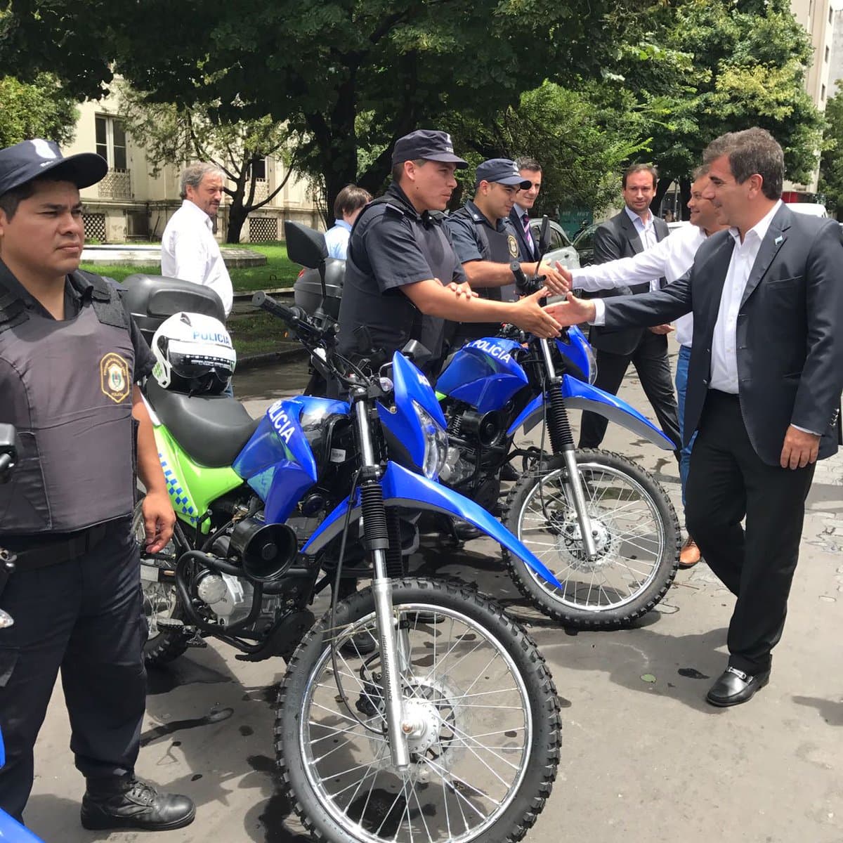 El Ministerio de Seguridad bonaerense entregó 50 motos policiales para La Plata y Moreno