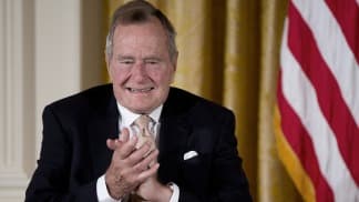 Bush padre seguirá internado
