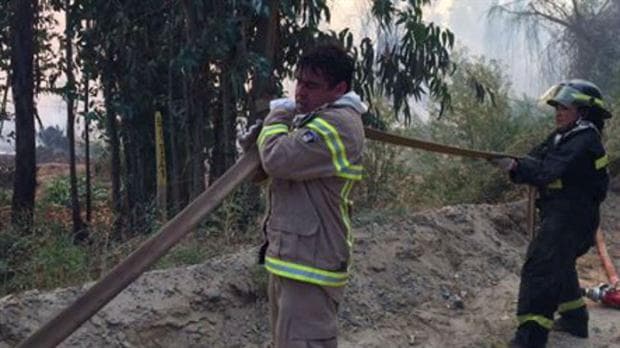 Un intendente chileno ayuda como voluntario para combatir incendios