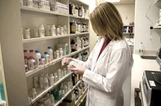 Permiten importar medicamentos con fines compasivos a laboratorios habilitados por la Anmat