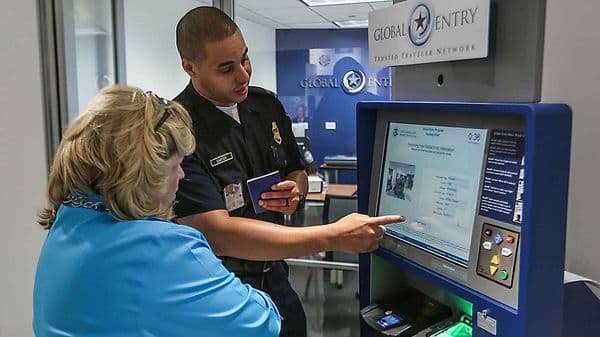 Donald Trump dio marcha atrás con una medida que facilitaba el trámite de la visa para los argentinos