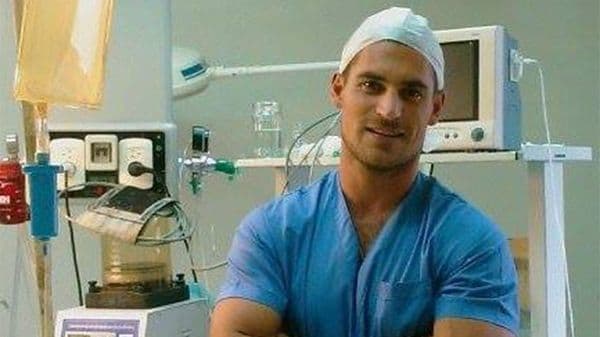 El abogado del anestesista se cruzó al aire con el papá de la joven agredida