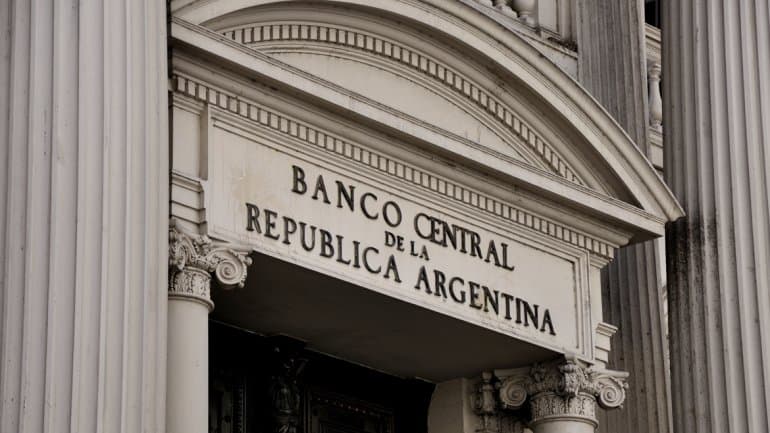 En su intento de frenar el dólar, el Central ya vendió el equivalente a casi el 12% de las reservas