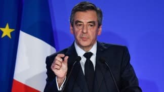 Contratar a familiares «es legal», dijo Fillon y se disculpó por emplear a su esposa e hijos