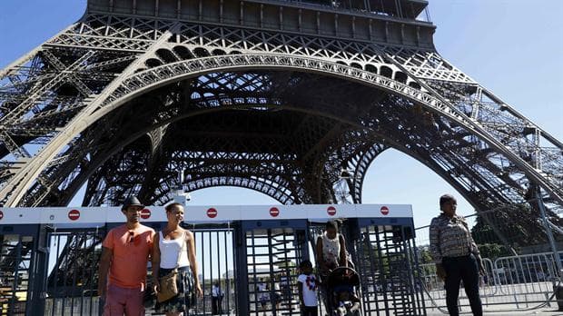 París levantará un muro de cristal antibalas alrededor de la Torre Eiffel