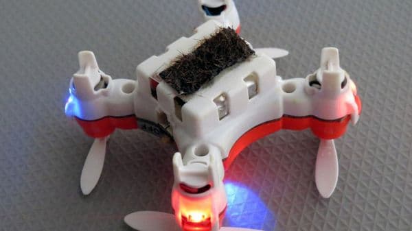 Crearon un “drone abeja” para polinizar flores