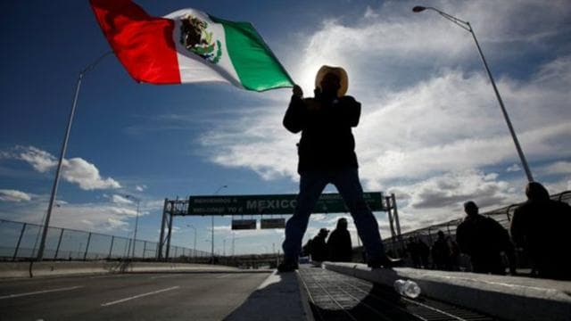 El mexicano que trabaja construyendo el muro en la frontera entre México y EE.UU.