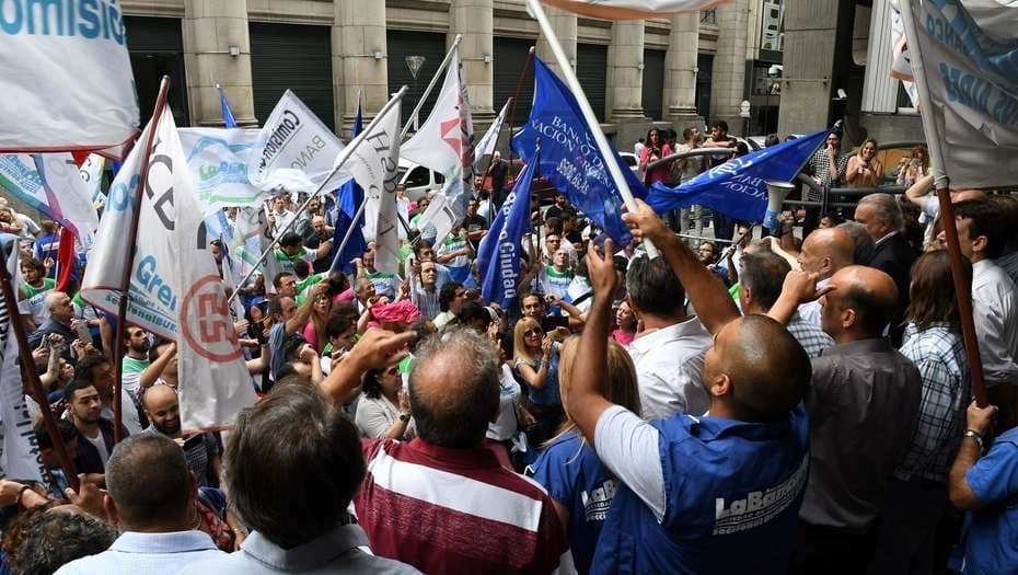 Bancarios levantan el paro tras acuerdo de aumento del 24,3% retroactivo a enero