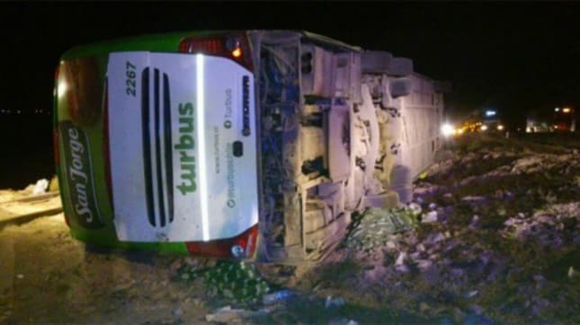 Tragedia en Mendoza: 19 muertos por el vuelco de un ómnibus